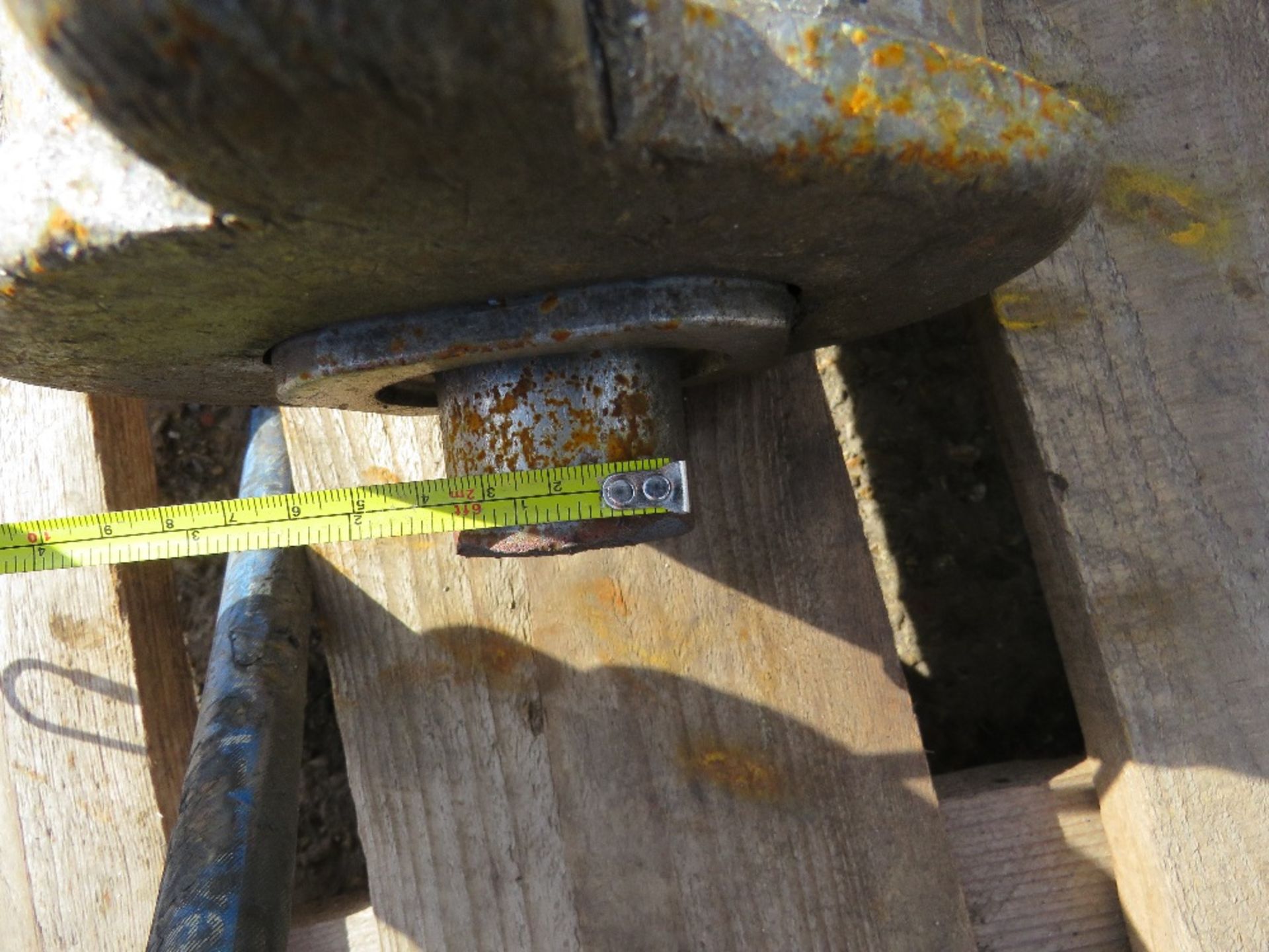 MONTABERT SC8 EXCAVATOR BREAKER. BROKEN POINT BUT ON 30MM PINNED HEADSTOCK BRACKET. - Image 3 of 3