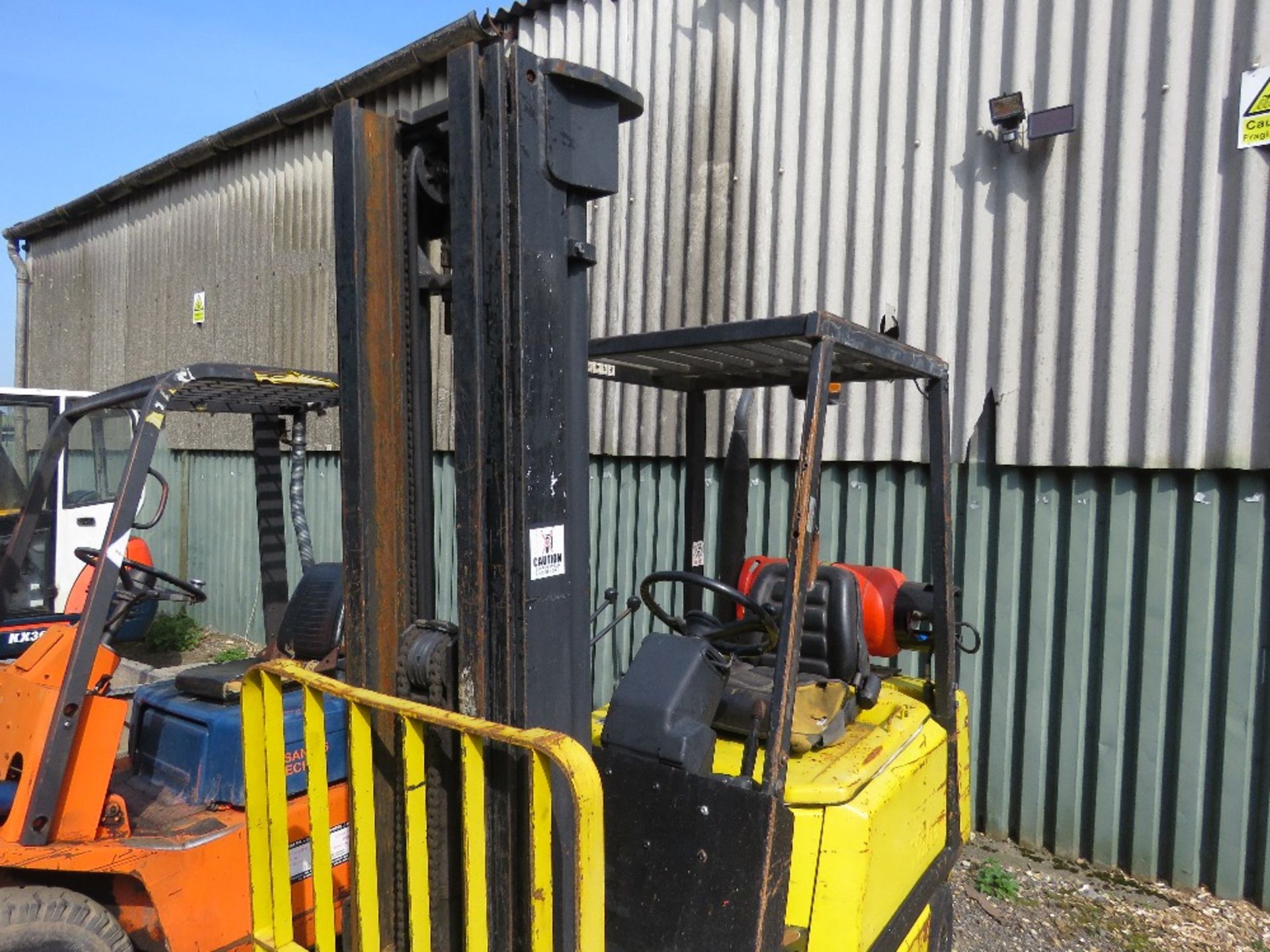 YALE GAS POWERED FORKLIFT, 1.5TONNE RATED. STARTER TURNING BUT NOT ENGAGING, THEREFORE WE HAVE BEEN - Image 3 of 8