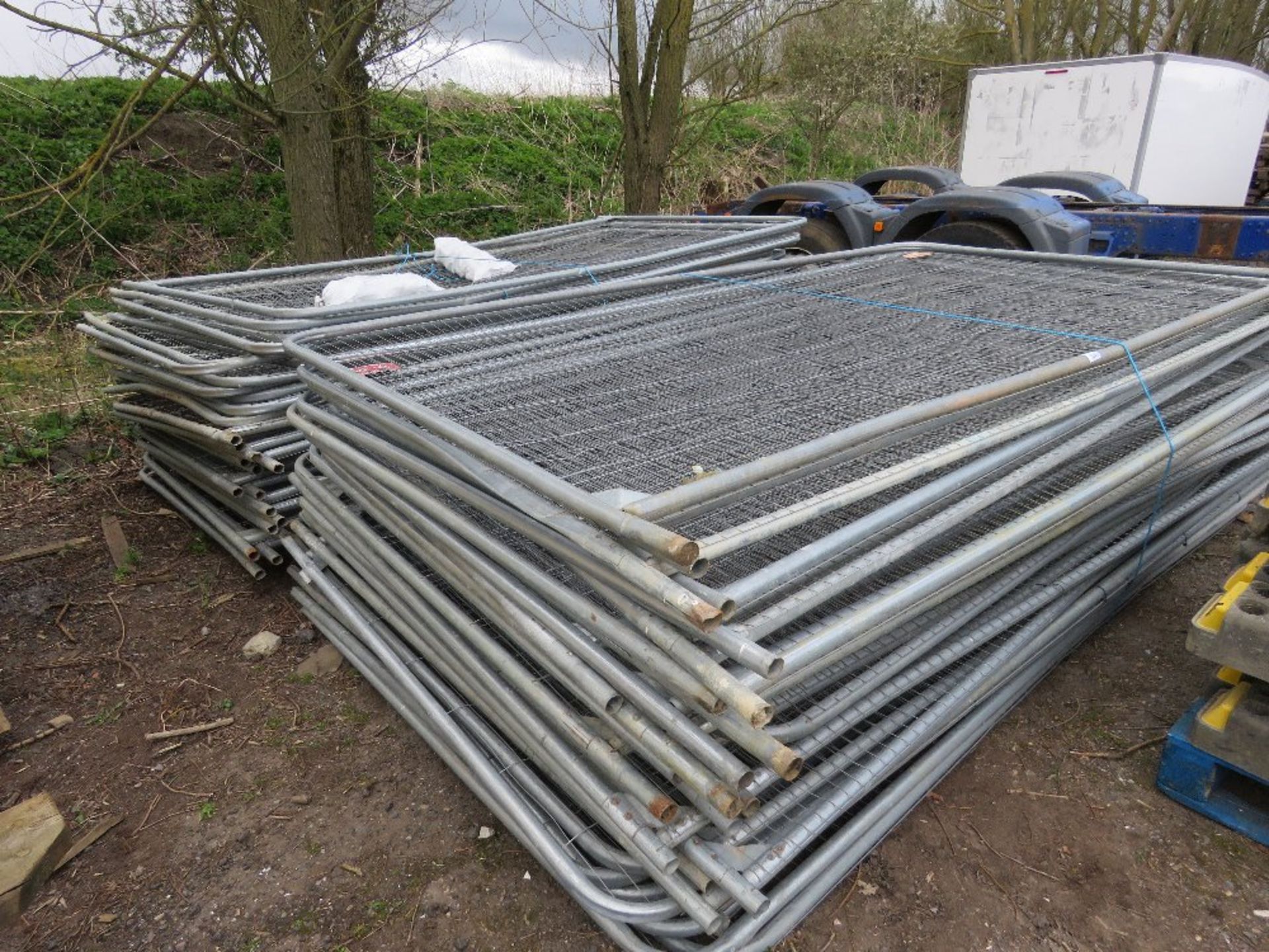 LARGE QUANTITY OF HERAS TYPE TEMPORAY SITE FENCE PANELS WITH 2 X PALLETS OF FEET AND 2 BAGS OF CLIPS