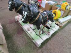 2 X PAINTED GAREN ORNAMENT HEAVY / SHIRE HORSE STATUES, 70CM OVERALL HEIGHT AND 70CM OVERALL LENGTH