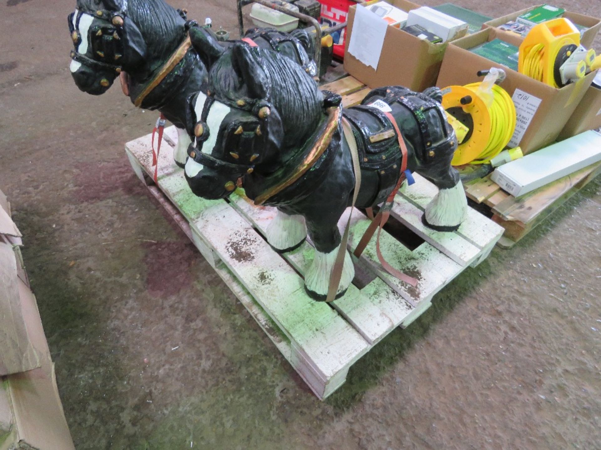 2 X PAINTED GAREN ORNAMENT HEAVY / SHIRE HORSE STATUES, 70CM OVERALL HEIGHT AND 70CM OVERALL LENGTH