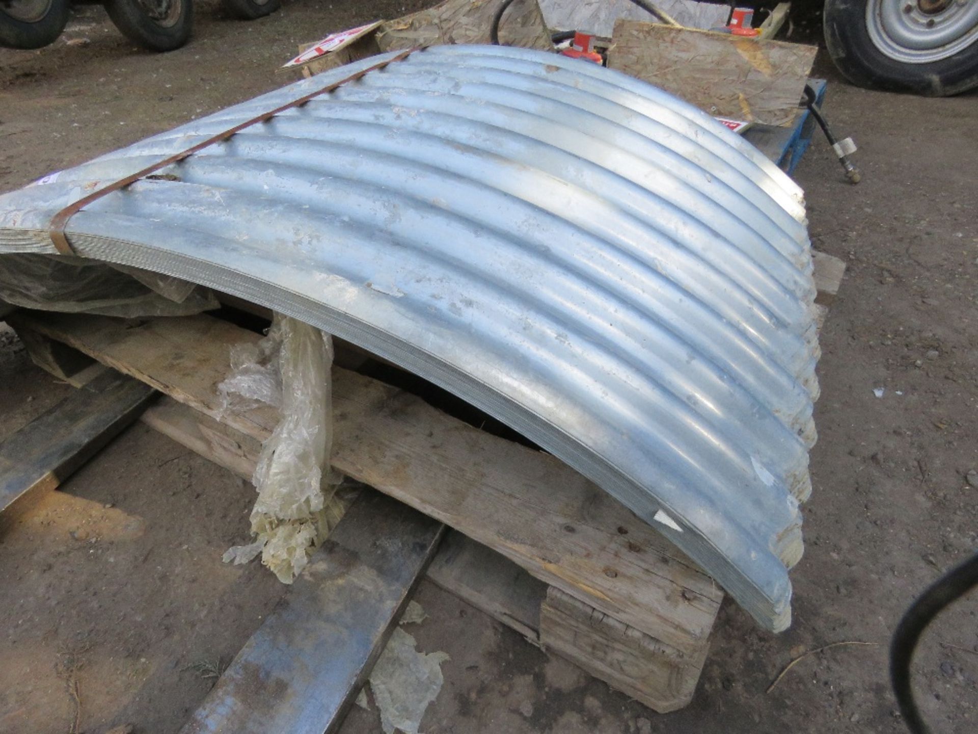 BID INCREMENT NOW £20 ON THIS LOT..PACK OF UNUSED CURVED GALVANISED TIN ROOFING/CLADDING SHEETS. - Image 3 of 3