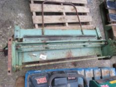 MANUAL TIN / BOX PAN FOLDER, 3FT WIDTH APPROX. THIS LOT IS SOLD UNDER THE AUCTIONEERS MARGIN SCHEME,