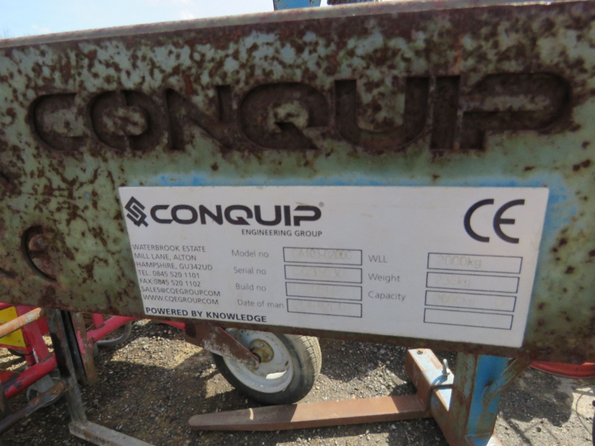CONQUIP 2000KG RATED CANTILEVER CRANE MOUNTED FORKS. - Image 2 of 4