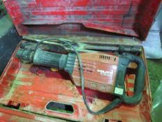 HILTI TE905 HEAVY DUTY BREAKER WITH POINTS ETC. THIS LOT IS SOLD UNDER THE AUCTIONEERS MARGIN SCHEME