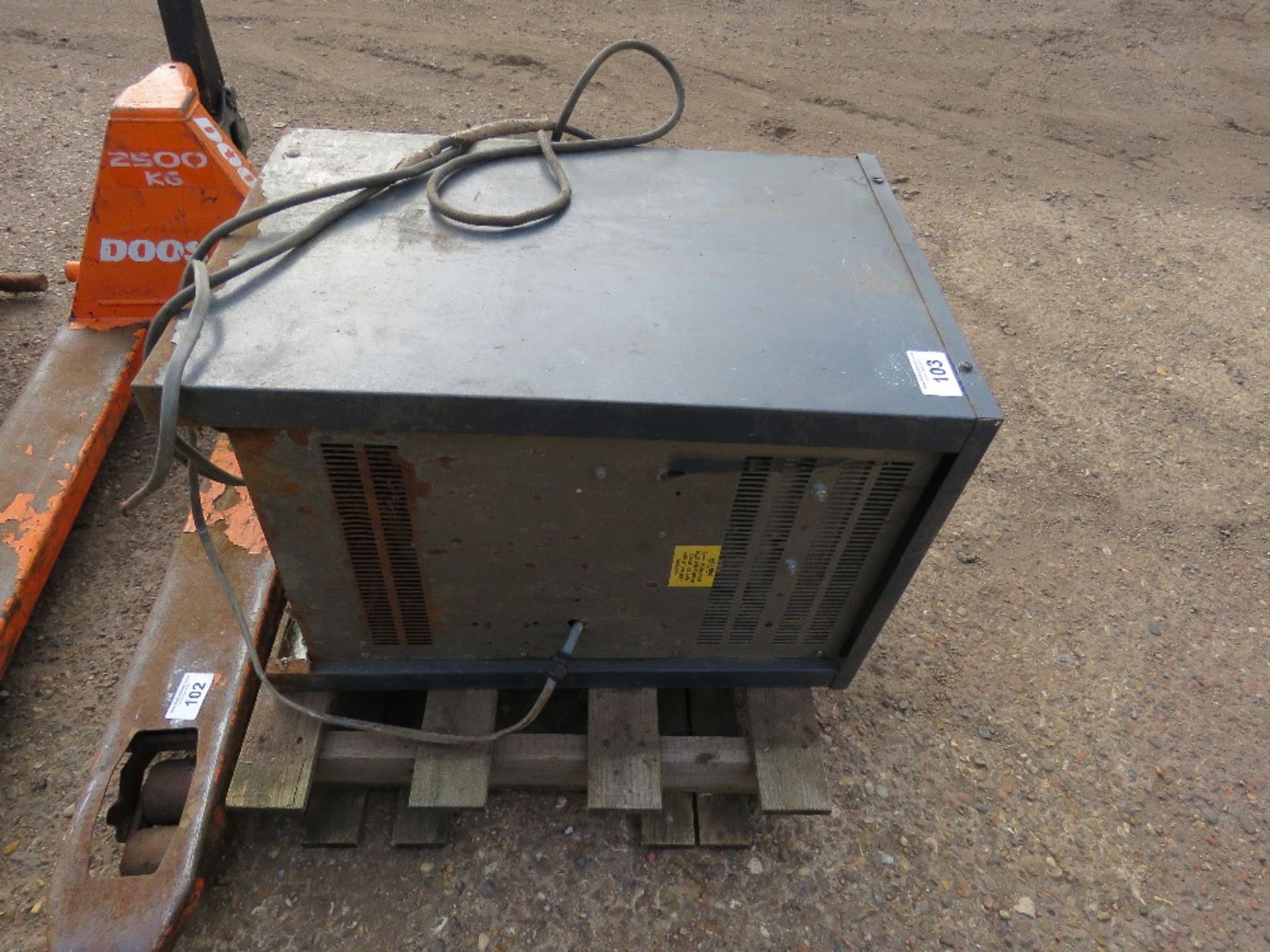 FORKLIFT BATTERY CHARGER. - Image 3 of 3