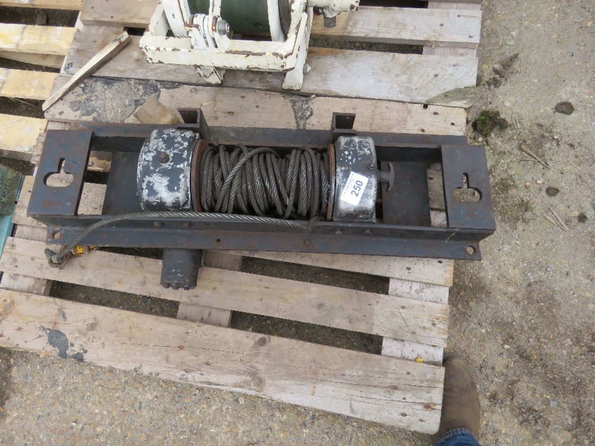 HEAVY DUTY HYDRAULIC WINCH.