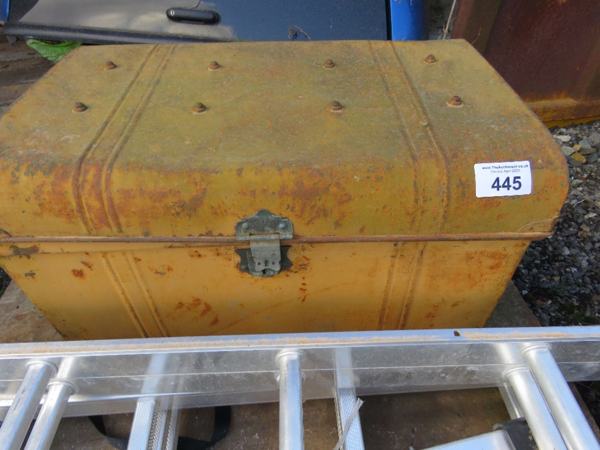 OLD METAL TRUNK / CHEST. THIS LOT IS SOLD UNDER THE AUCTIONEERS MARGIN SCHEME, THEREFORE NO VAT WILL - Image 2 of 2