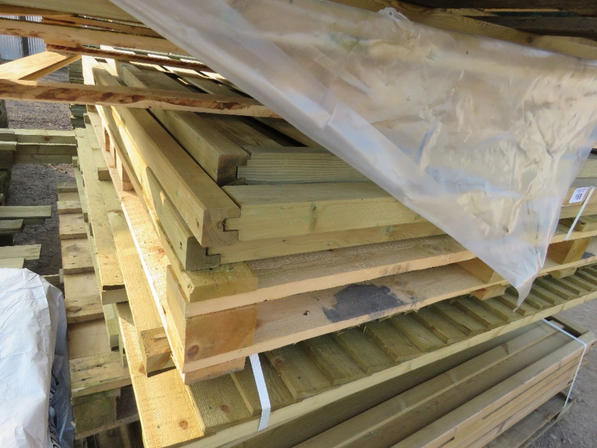 STACK OF ASSORTED FENCING PANELS, 17NO IN TOTAL APPROX. - Image 3 of 5