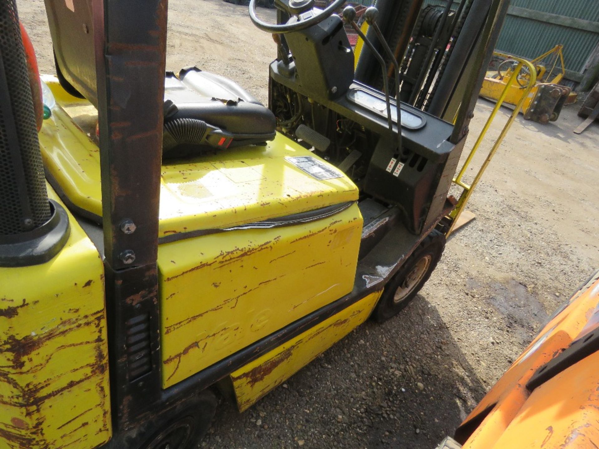 YALE GAS POWERED FORKLIFT, 1.5TONNE RATED. STARTER TURNING BUT NOT ENGAGING, THEREFORE WE HAVE BEEN - Image 6 of 8