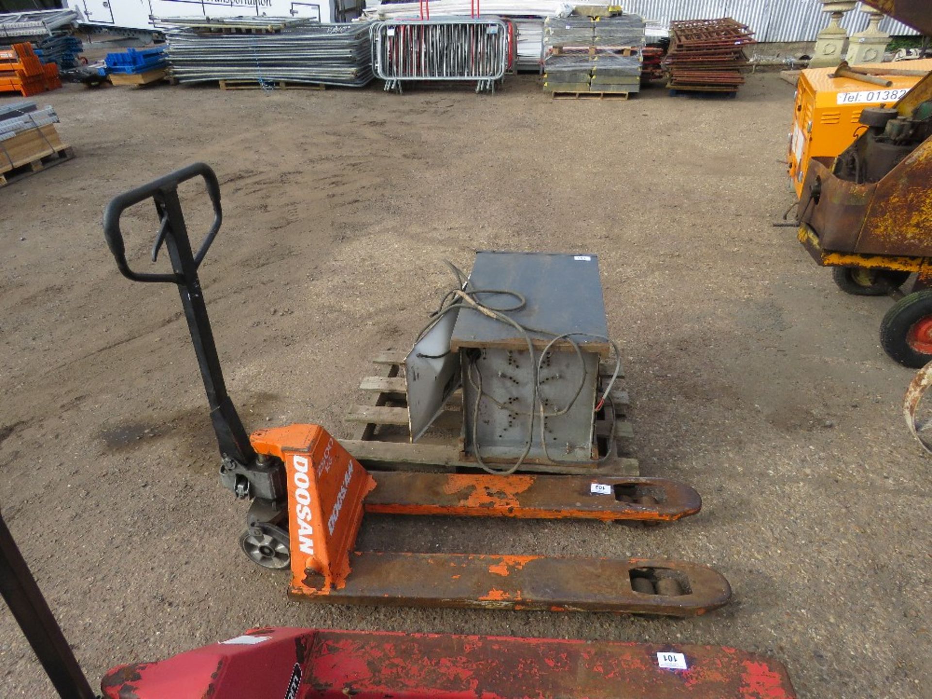 HYDRAULIC PALLET TRUCK. WHEN TESTED WAS SEEN TO LIFT AND LOWER.