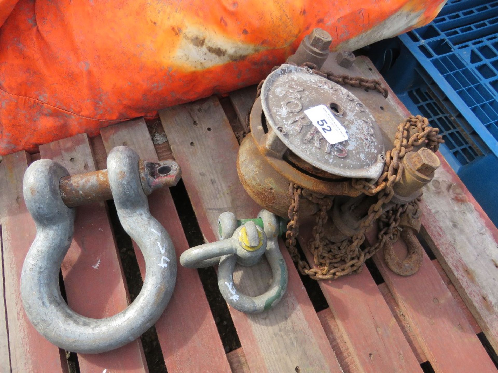 3 X LARGE SHACKLES PLUS A CHAIN HOIST. - Image 2 of 2