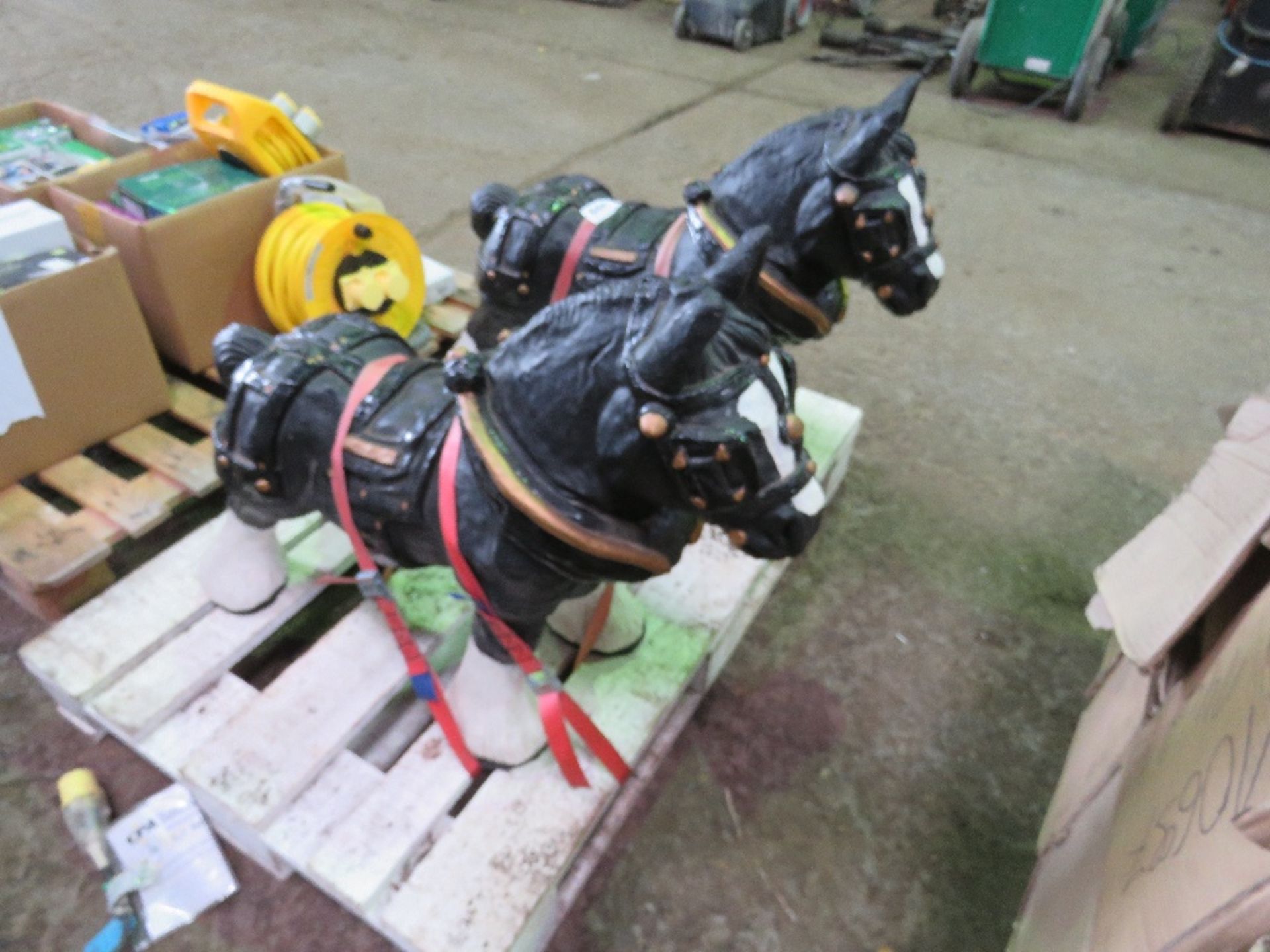 2 X PAINTED GAREN ORNAMENT HEAVY / SHIRE HORSE STATUES, 70CM OVERALL HEIGHT AND 70CM OVERALL LENGTH - Image 4 of 6