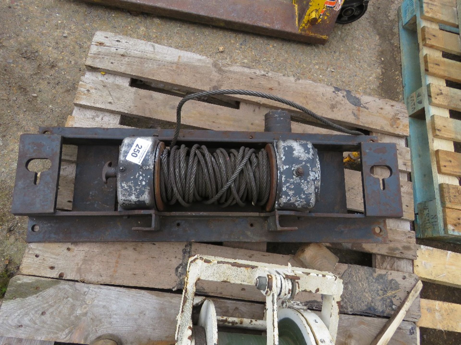 HEAVY DUTY HYDRAULIC WINCH. - Image 2 of 2