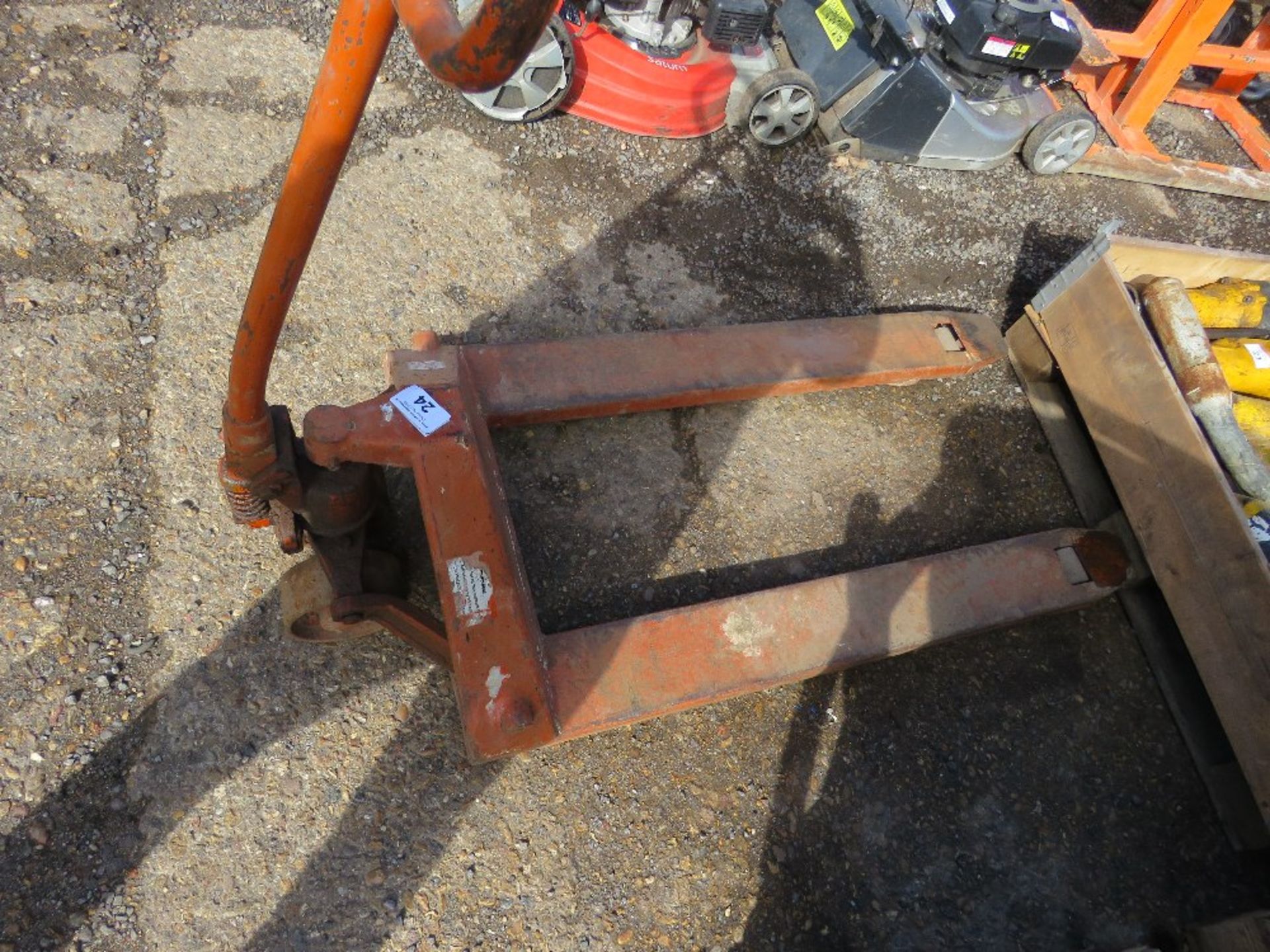 HYDRAULIC PALLET TRUCK. - Image 2 of 2