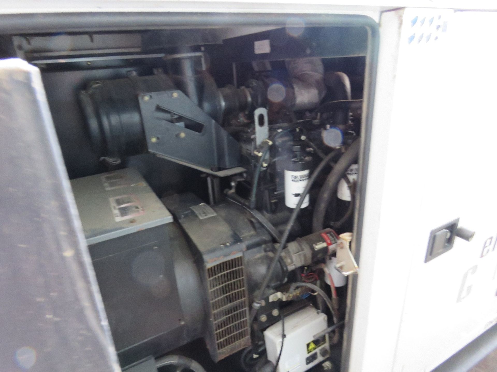 SDMO R110 SKID MOUNTED GENERATOR SET, 110KVA RATED OUTPUT, JOHN DEERE ENGINE. FROM VISUAL INSPECTION - Image 6 of 10