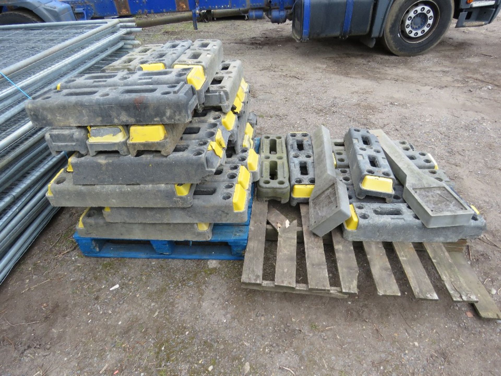 LARGE QUANTITY OF HERAS TYPE TEMPORAY SITE FENCE PANELS WITH 2 X PALLETS OF FEET AND 2 BAGS OF CLIPS - Image 2 of 4