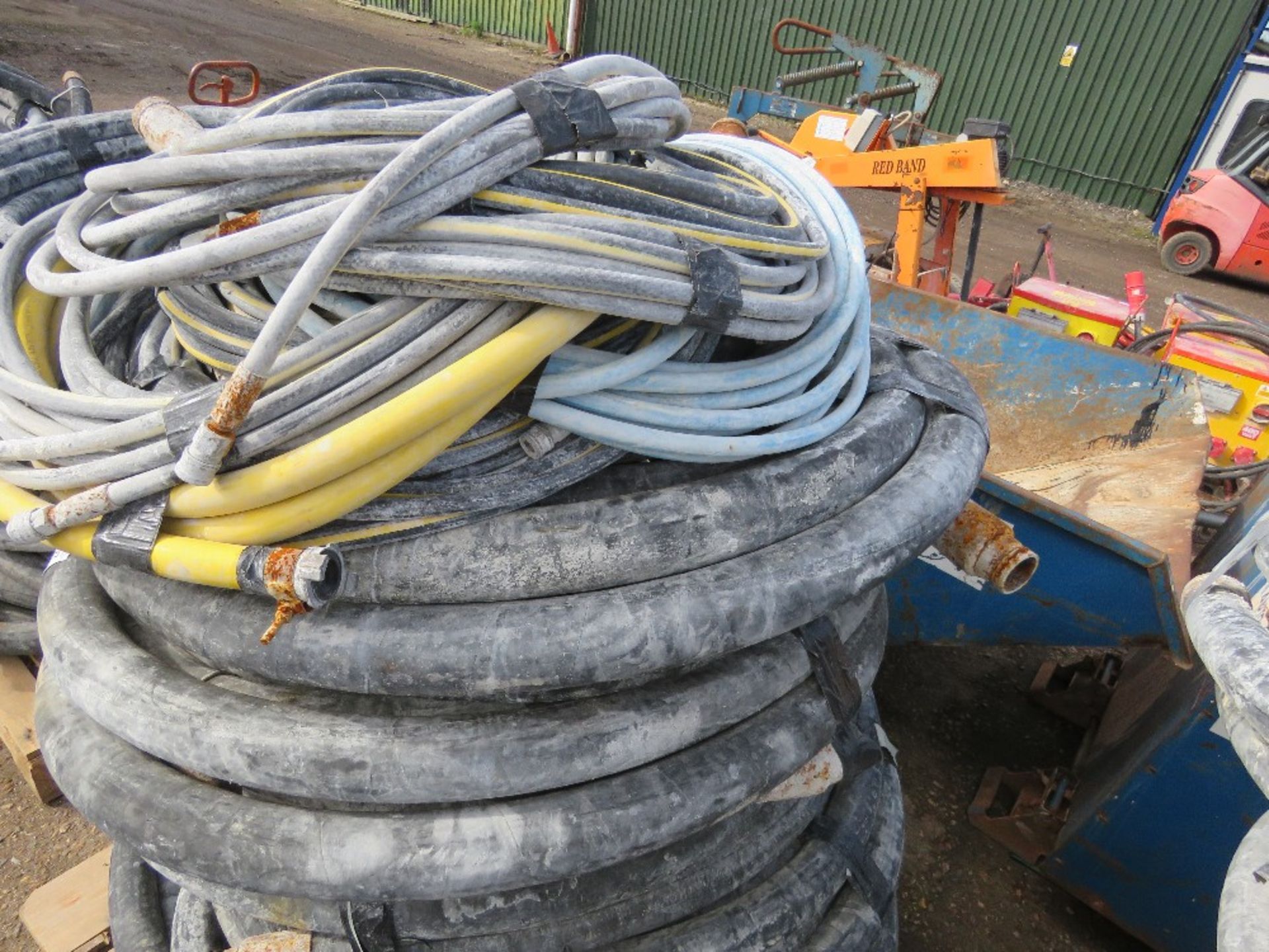 PALLET OF LARGE SIZED RUBBER SCREED PUMPING HOSES, MAINLY 60-70MM DIAMETER. SOURCED FROM DEPOT CLEAR - Image 3 of 3