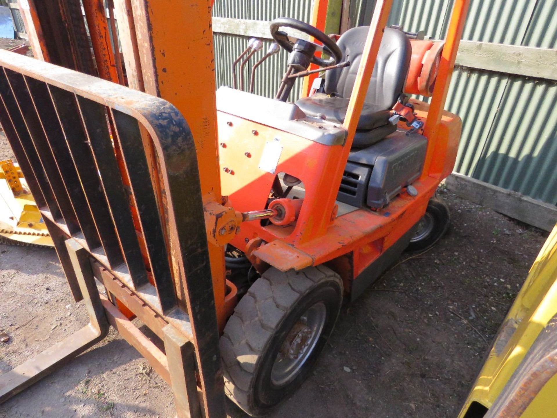 TOYOTA 2.8TONNE GAS FORKLIFT. 3M LIFT HEIGHT. - Image 2 of 7