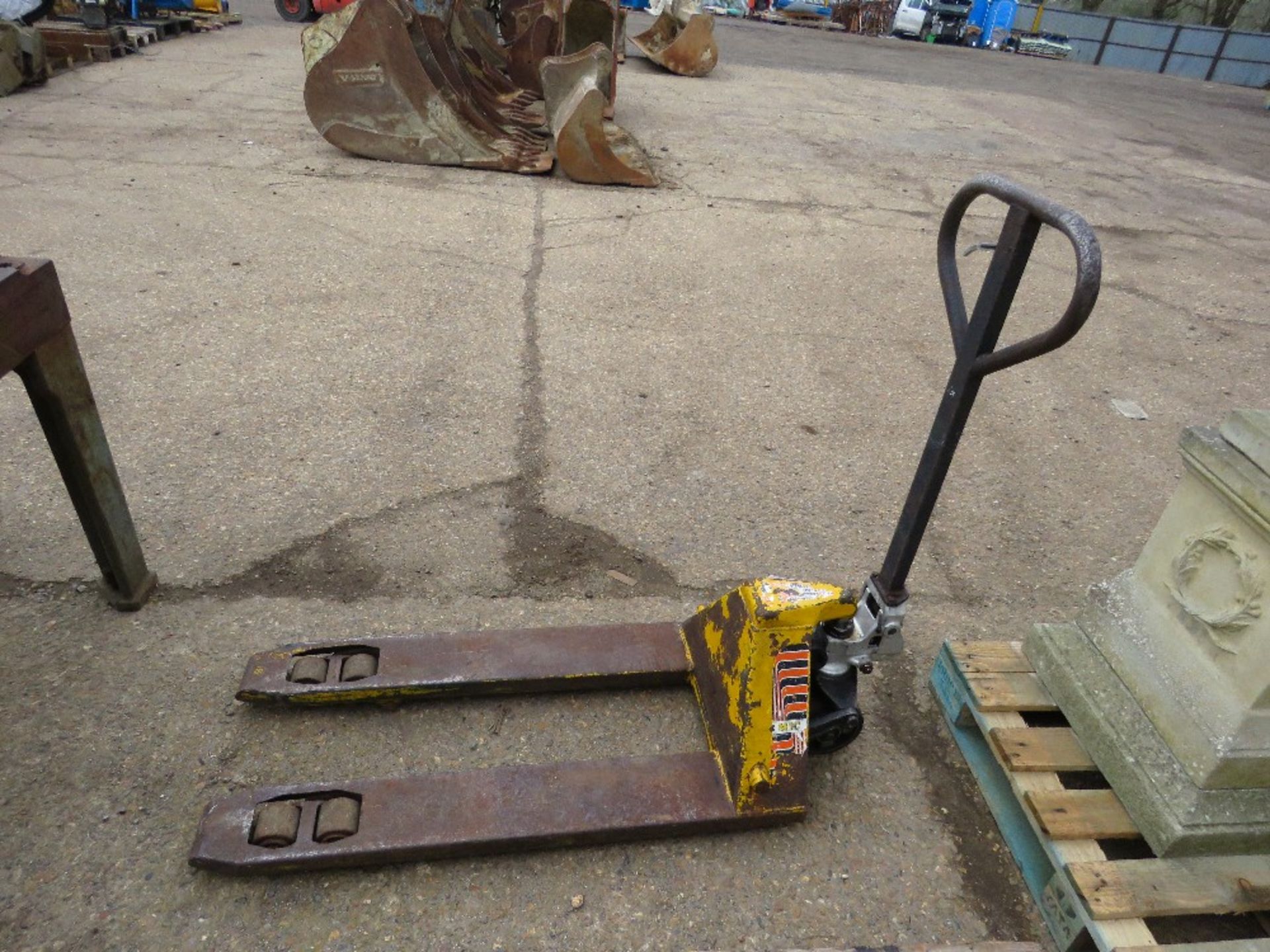 HYDRAULIC PALLET TRUCK, WHEN TESTED WAS SEEN TO LIFT AND LOWER. - Image 2 of 2