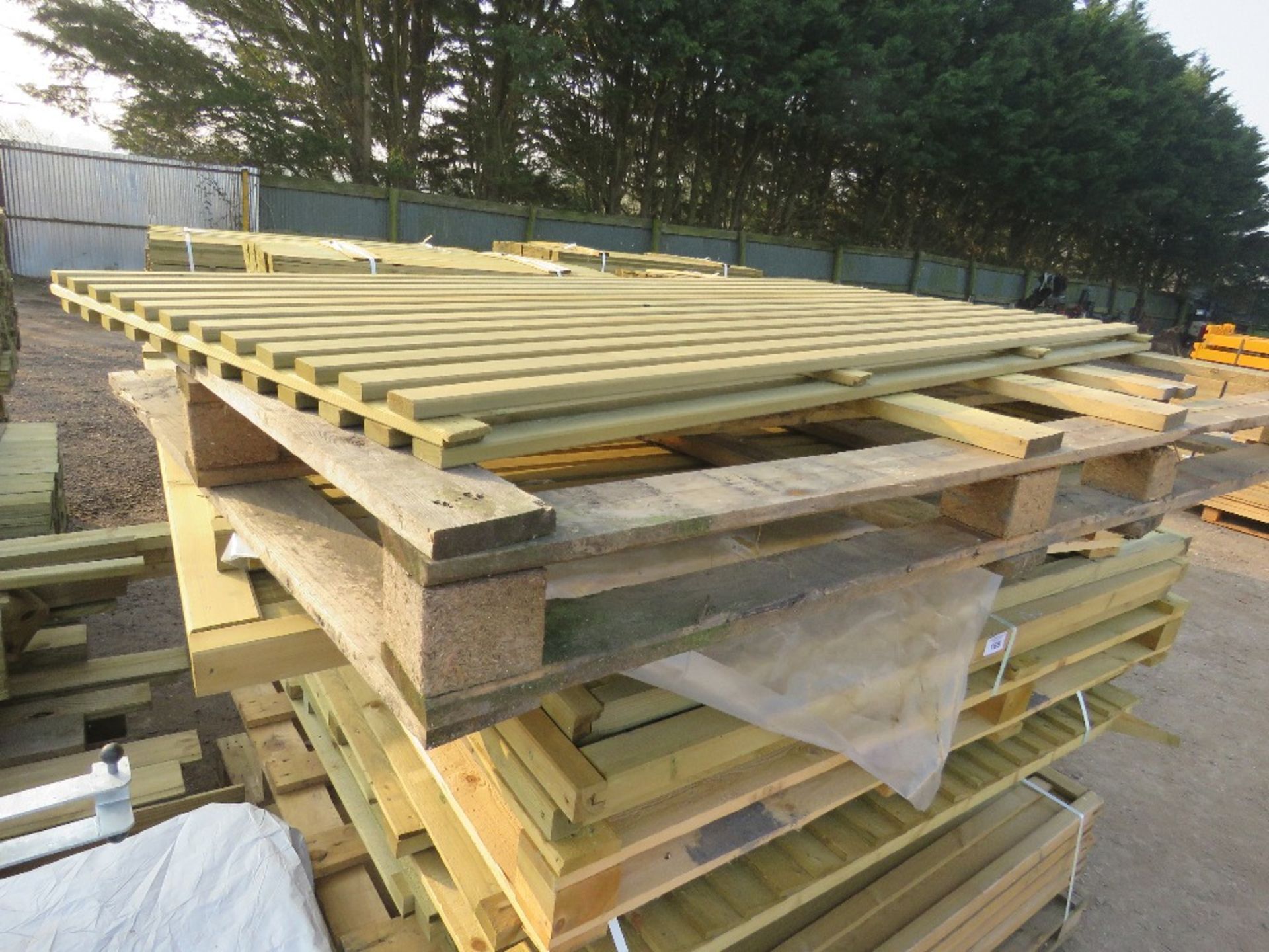 STACK OF ASSORTED FENCING PANELS, 17NO IN TOTAL APPROX. - Image 2 of 5