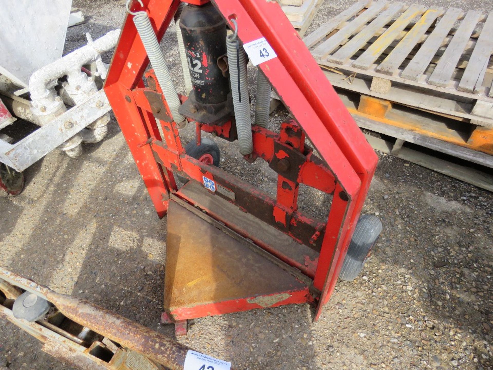 LARGE SIZED FAIRPORT HYDRAULIC BLOCK SPLITTER.