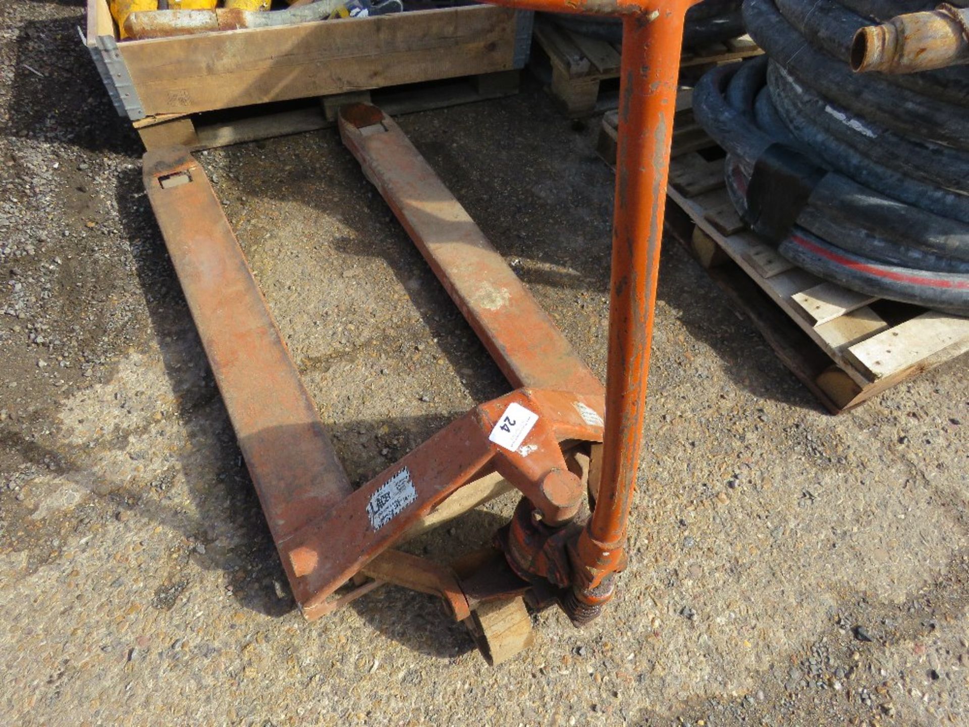 HYDRAULIC PALLET TRUCK.