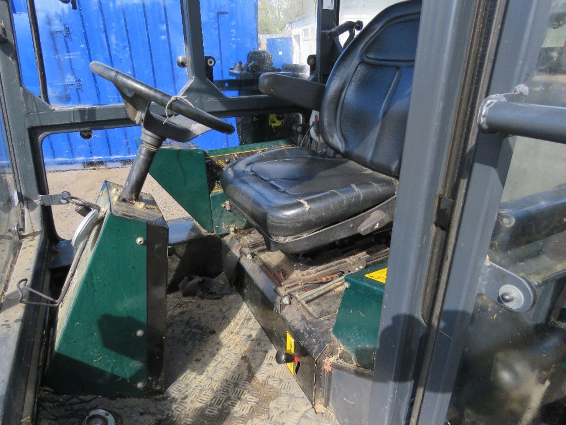 HAYTER 5 GANG T44 CABBED RIDE ON CYLINDER MOWER WITH KUBOTA ENGINE. WHEN TESTED WAS SEEN TO DRIVE, M - Image 11 of 13