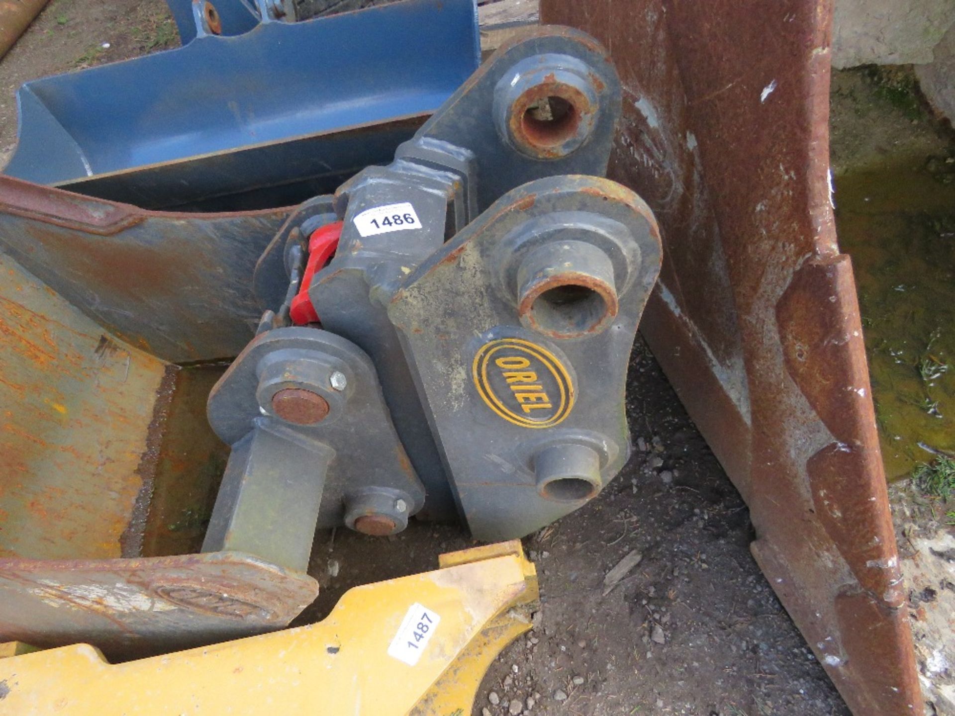 ORIEL 55MM PINNED EXCAVATOR QUICK HITCH PLUS A 2FT TOOTHED BUCKET, LITTLE USED. - Image 2 of 5