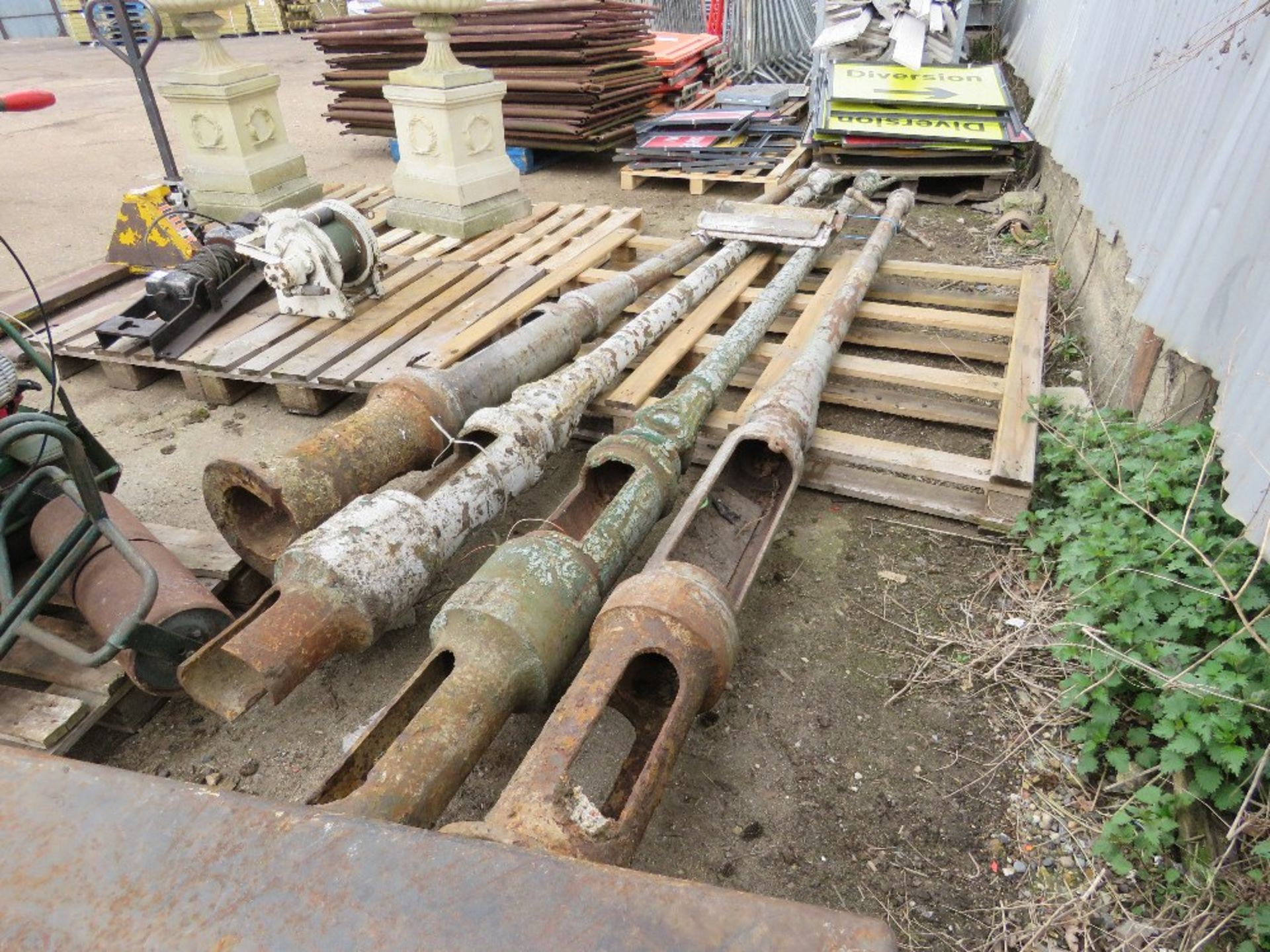 4 X CAST IRON LAMP POSTS WITH TOP BARS, 12-13FT OVERALL LENGTH APPROX. THIS LOT IS SOLD UNDER THE AU - Image 3 of 6