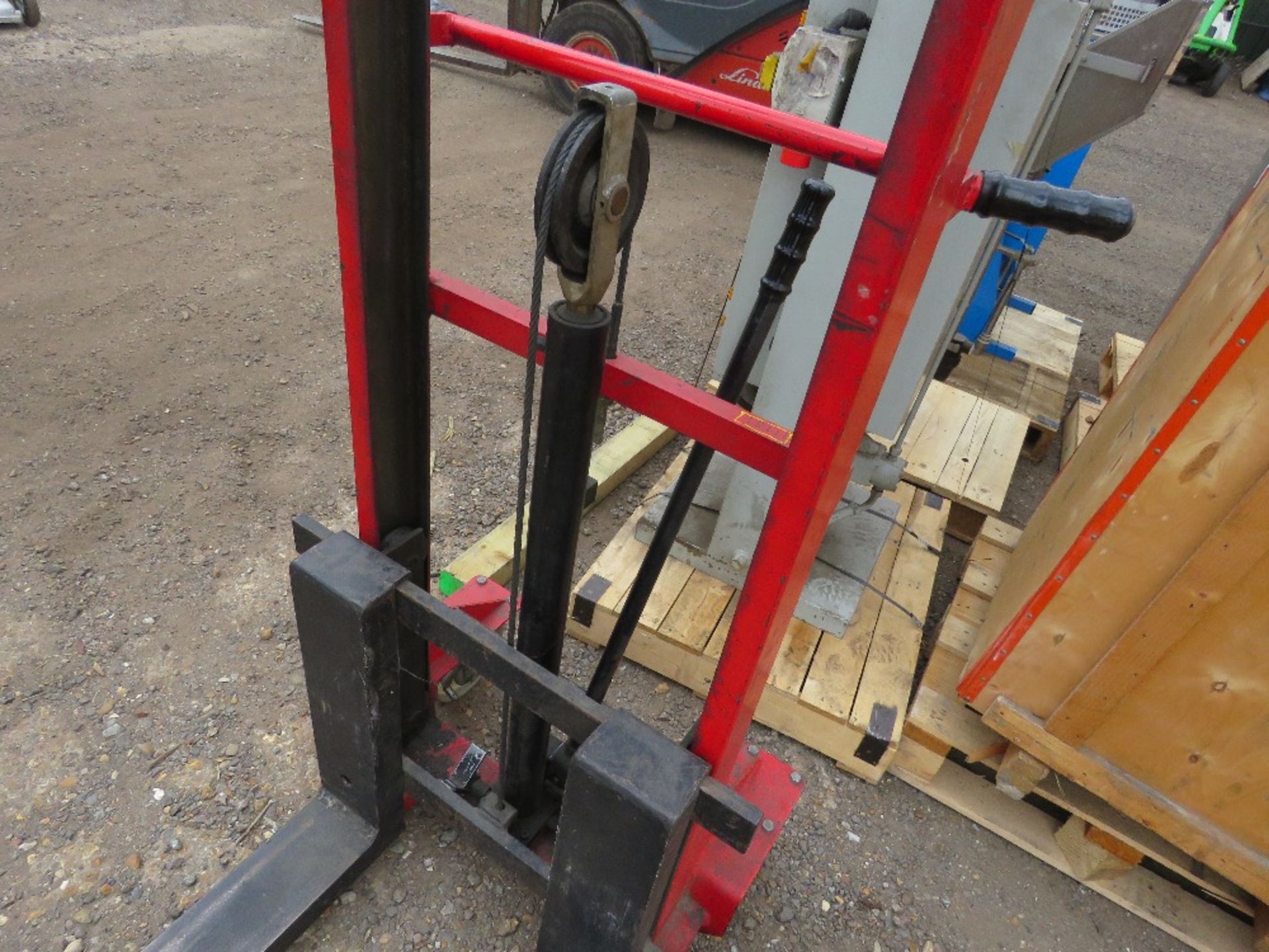 MANUAL OPERATED FORKLIFT UNIT. SOURCED FROM COMPANY LIQUIDATION. - Image 3 of 3