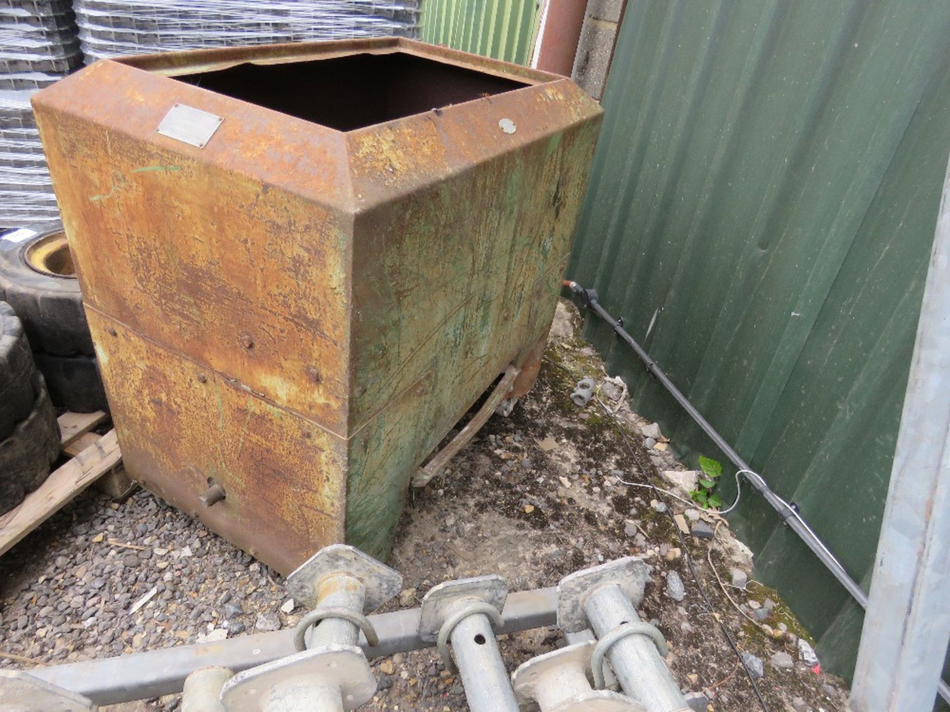 OLD DEGREASING TANK: IDEAL FOR PLANTER IN GARDEN. THIS LOT IS SOLD UNDER THE AUCTIONEERS MARGIN SCHE - Image 5 of 5