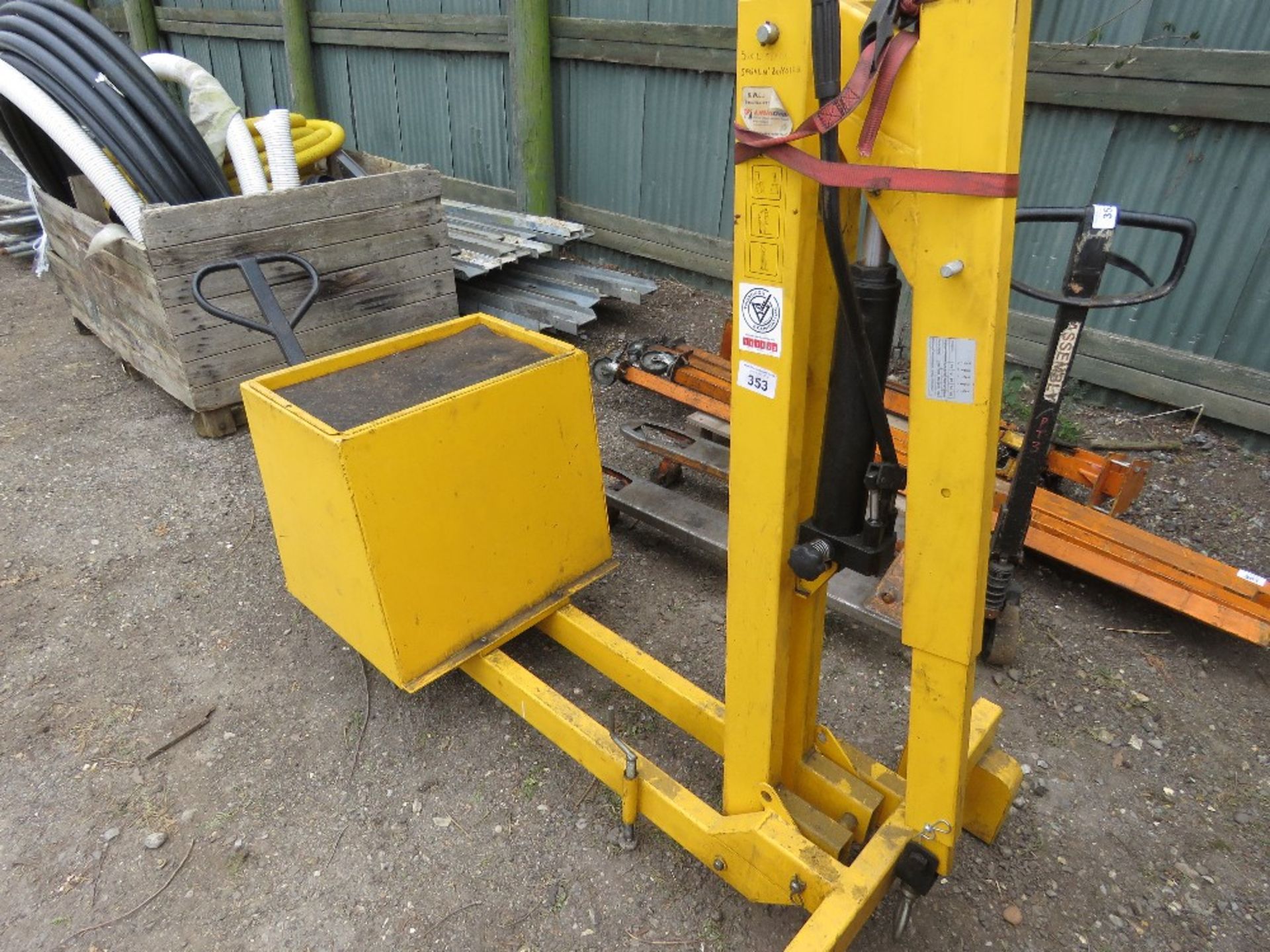 LIFTING GEAR HEAVY DUTY CANTILEVER WHEELED MANUAL CRANE / ENGINE CRANE UNIT, 550KG RATED. SOURCED FR