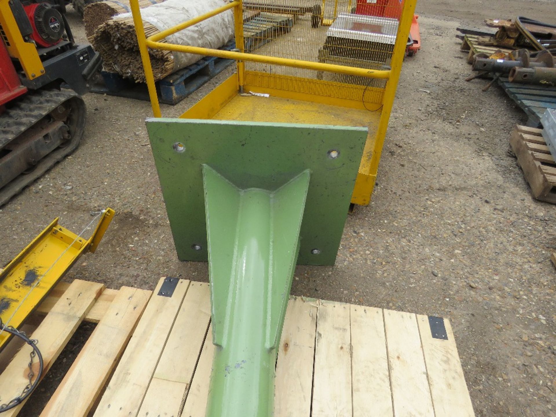 JIB CRANE UNIT WITH SMALL SPREADER BAR, MAIN POST, BEAM AND CONNECTING PIN. 400KG RATED HOIST, 240 V - Image 3 of 7