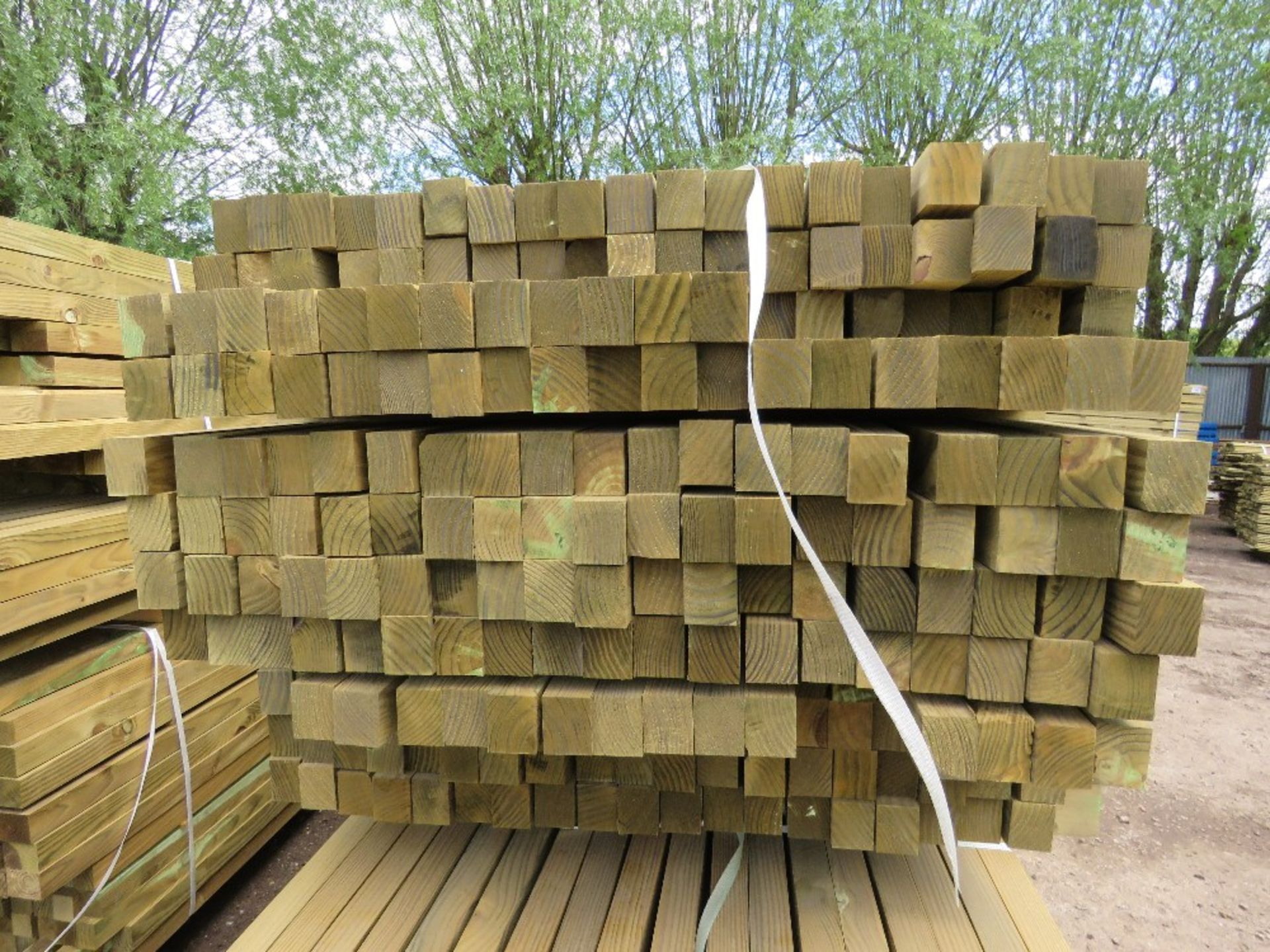 LARGE BUNDLE OF TIMBER BATTENS 2.4-2.7M LENGTH APPROX. - Image 2 of 4