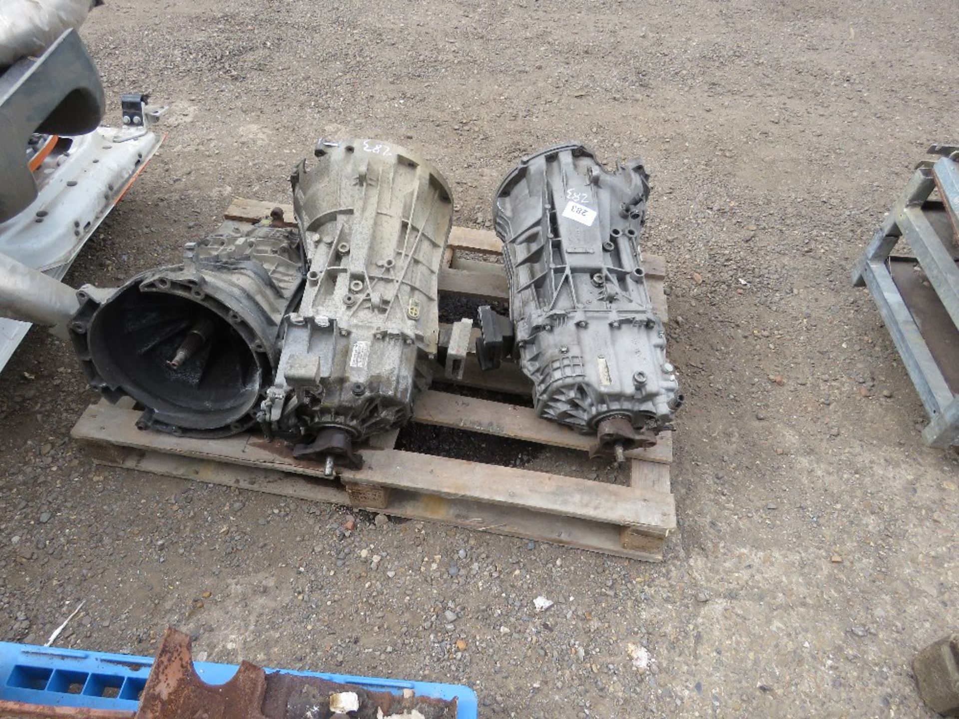 3 X GEARBOXES, BELIEVED TO BE TRANSIT TYPE. SOURCED FROM DEPOT CLOSURE. - Image 3 of 3
