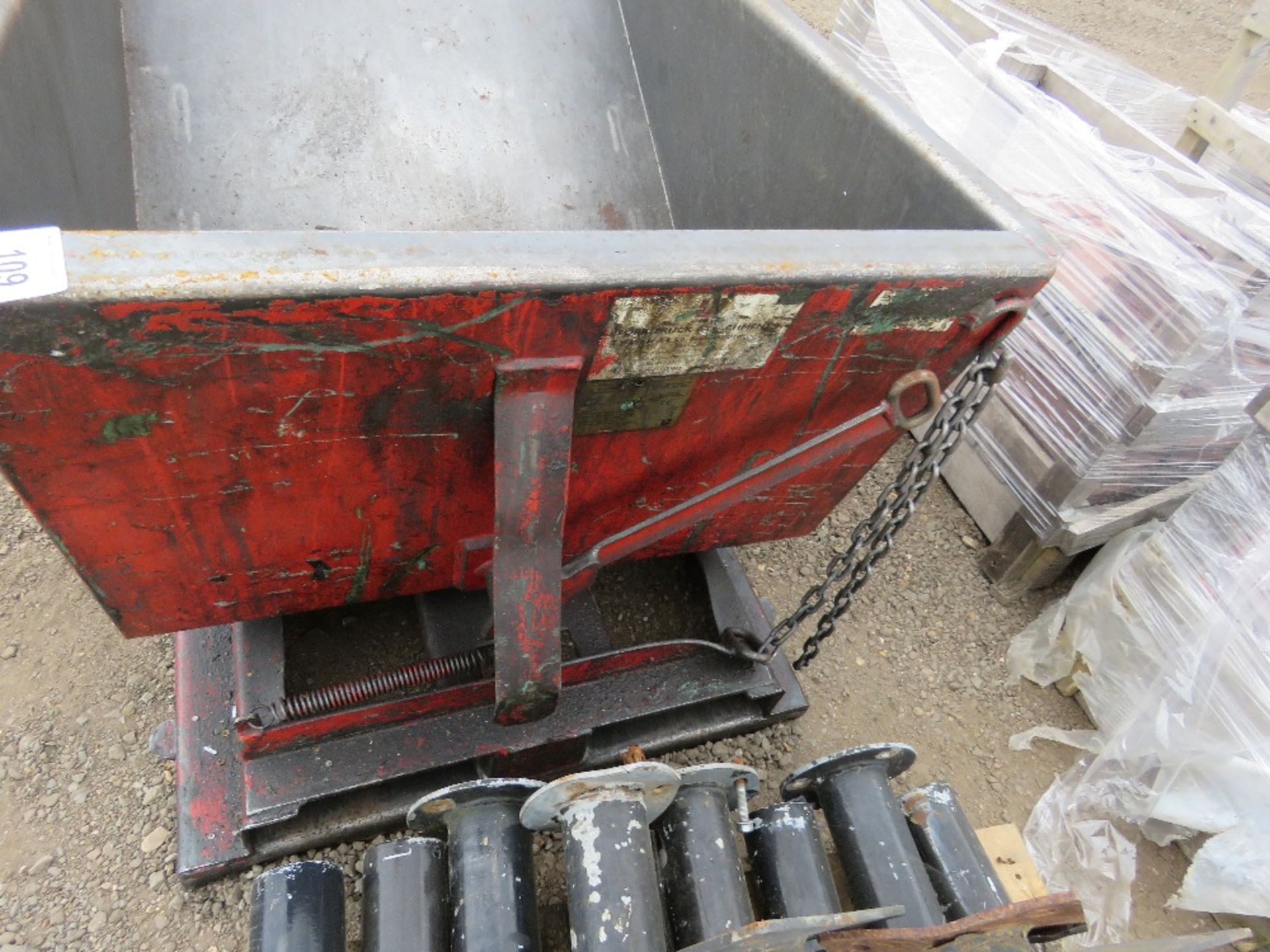 SMALL SIZED TIPPING FORKLIFT SKIP. THIS LOT IS SOLD UNDER THE AUCTIONEERS MARGIN SCHEME, THEREFORE N - Image 2 of 3