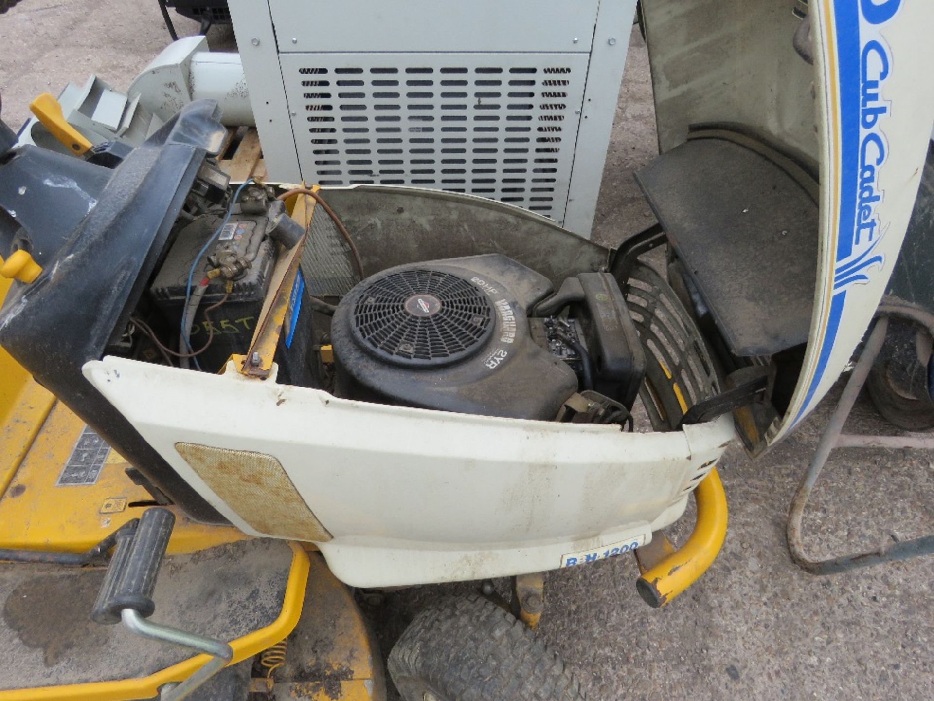 MTD CUB CADET PROFESSIONAL RIDE ON MOWER, PETROL ENGINED. BEEN IN STORAGE FOR SOME YEARS. NON RUNNER - Image 3 of 5