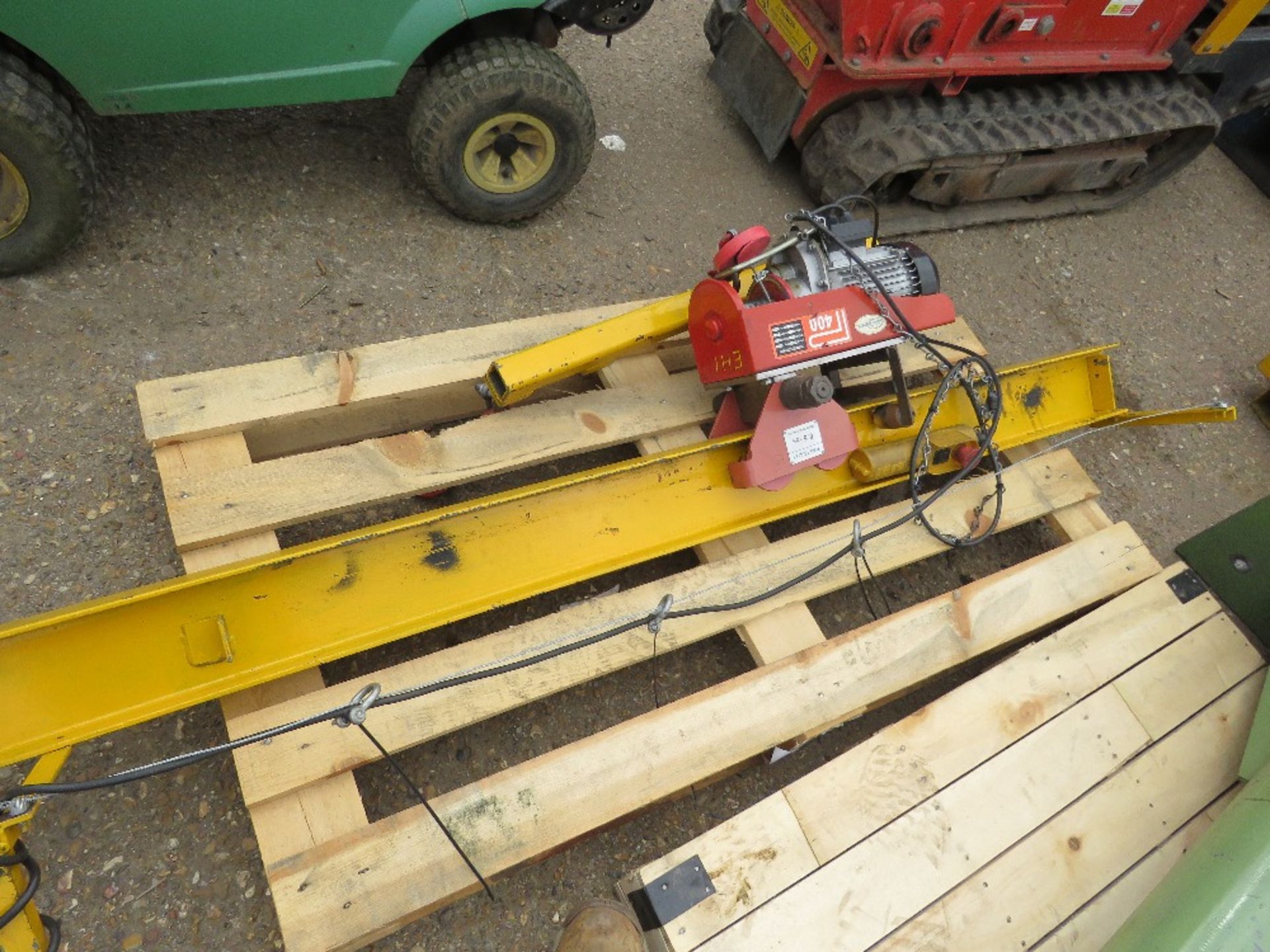 JIB CRANE UNIT WITH SMALL SPREADER BAR, MAIN POST, BEAM AND CONNECTING PIN. 400KG RATED HOIST, 240 V - Image 4 of 7