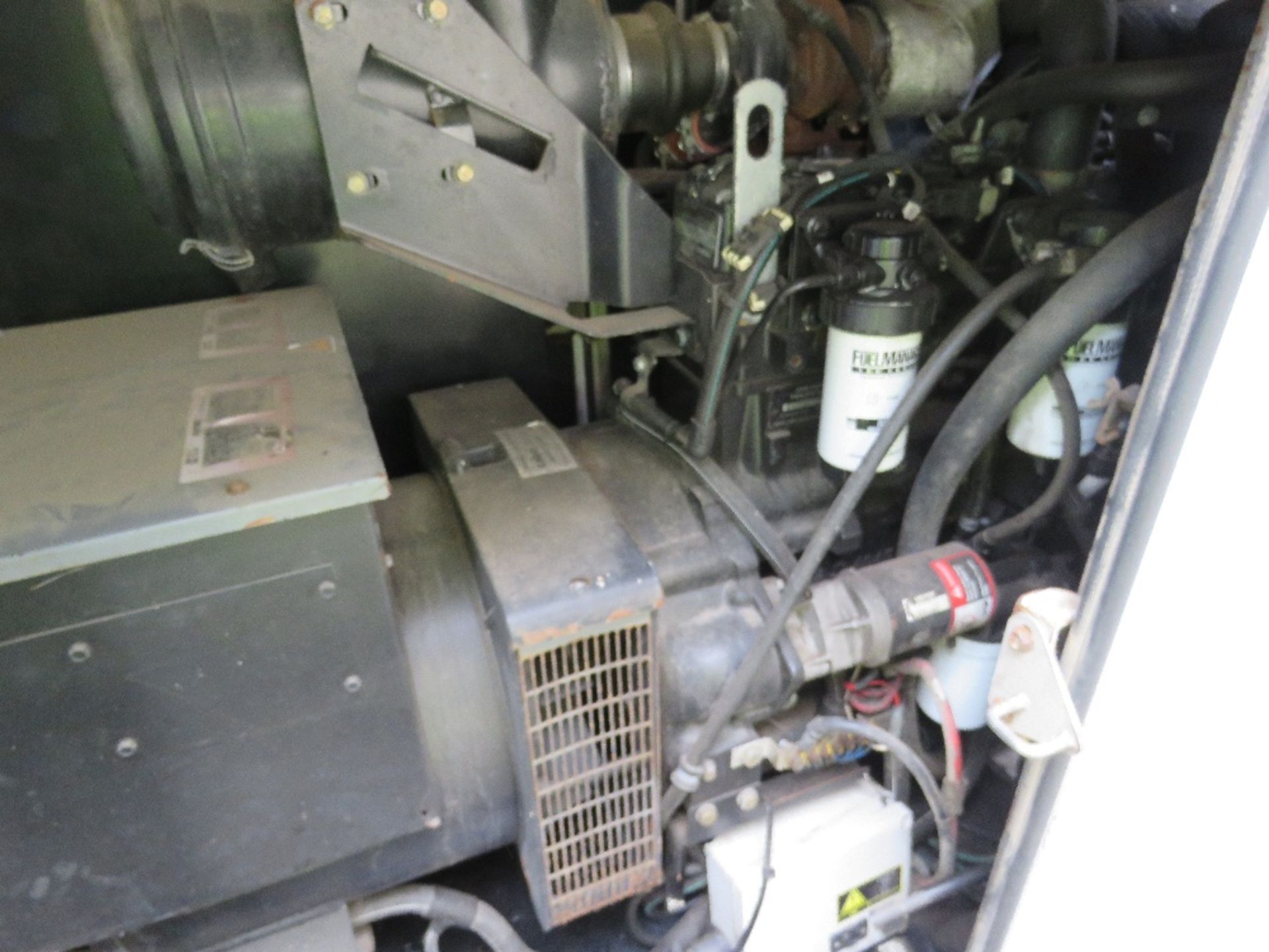 SDMO R110 SKID MOUNTED GENERATOR SET, 110KVA RATED OUTPUT, JOHN DEERE ENGINE. FROM VISUAL INSPECTION - Image 5 of 8