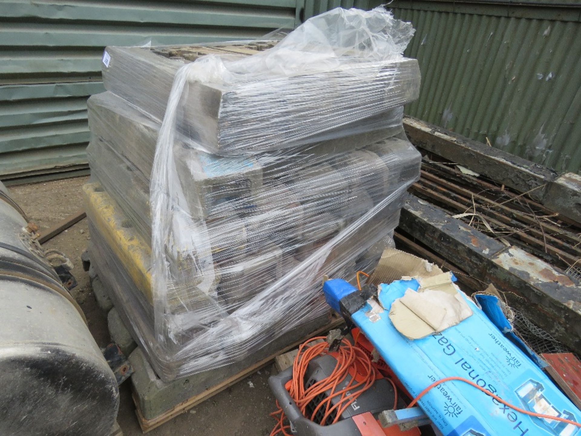 PALLET OF HERAS TYPE TEMPORARY FENCE FEET / BASES. THIS LOT IS SOLD UNDER THE AUCTIONEERS MARGIN SCH - Image 2 of 2