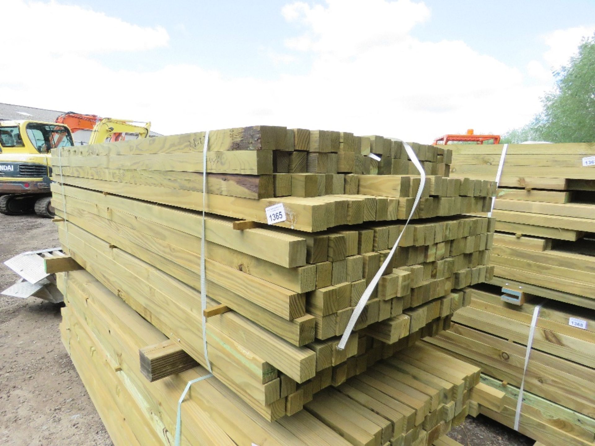 LARGE BUNDLE OF TIMBER BATTENS 2.4-2.7M LENGTH APPROX. - Image 4 of 4