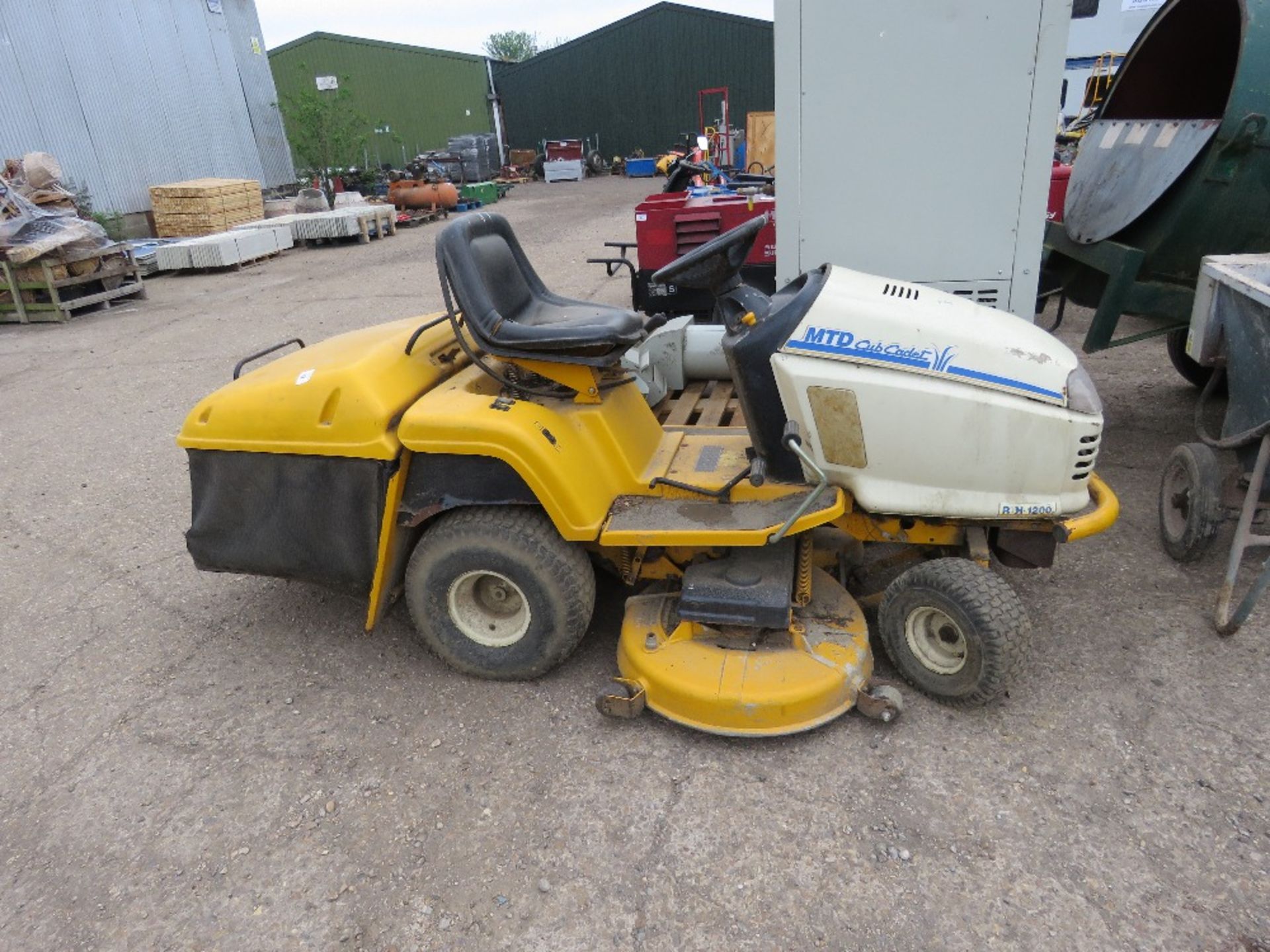 MTD CUB CADET PROFESSIONAL RIDE ON MOWER, PETROL ENGINED. BEEN IN STORAGE FOR SOME YEARS. NON RUNNER