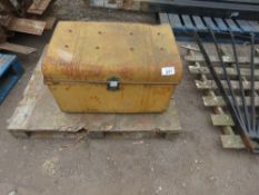 OLD METAL TRUNK / CHEST. THIS LOT IS SOLD UNDER THE AUCTIONEERS MARGIN SCHEME, THEREFORE NO VAT WILL