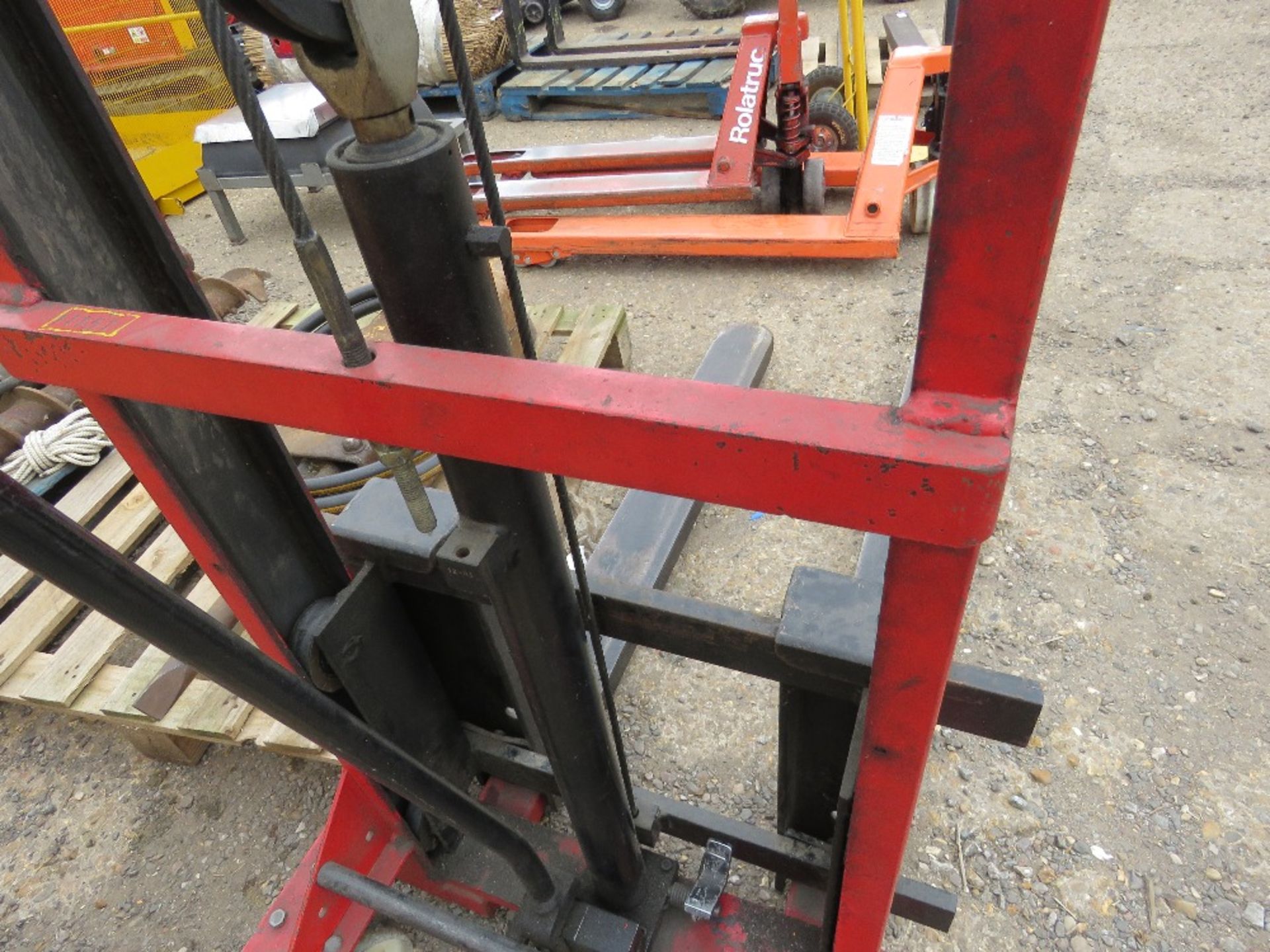 MANUAL OPERATED FORKLIFT UNIT. SOURCED FROM COMPANY LIQUIDATION. - Image 2 of 3