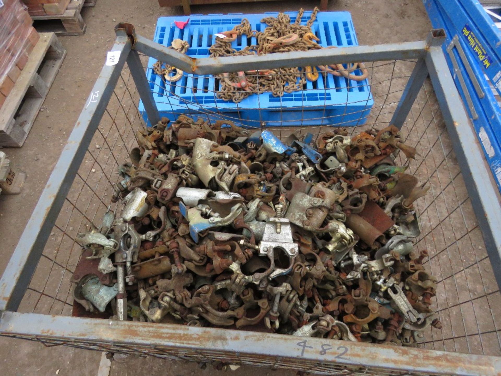 STILLAGE CONTAINING APPROXIMATELY 480 ASSORTED SCAFFOLD CLIPS. THIS LOT IS SOLD UNDER THE AUCTIONEER - Image 2 of 2