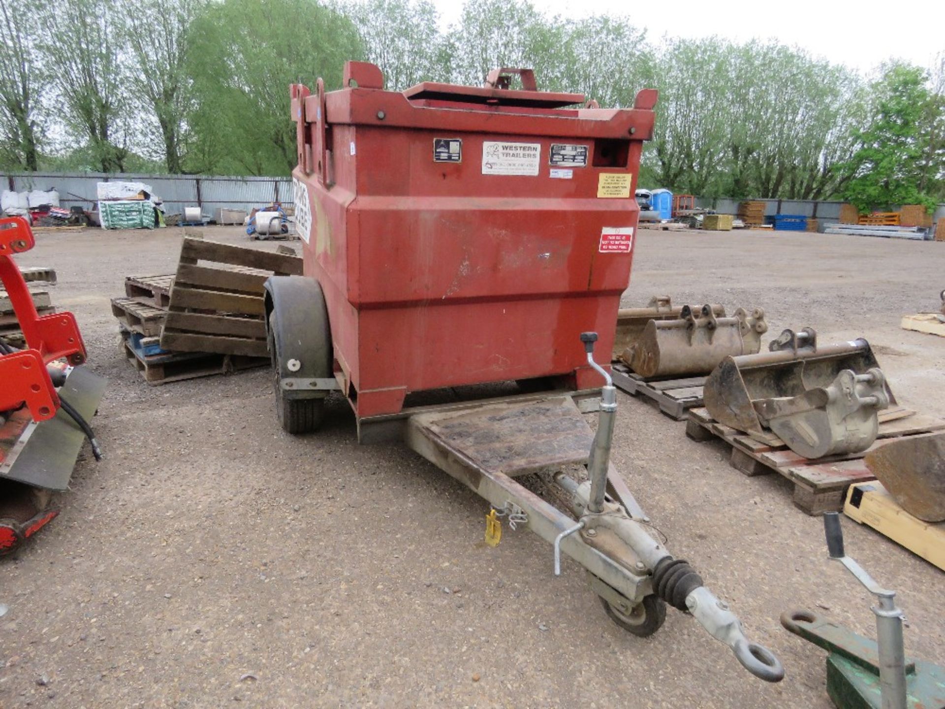 TRANSCUBE 950 LITRE SINGLE AXLED ROAD TOW BUNDED BOWSER TANK YEAR 2005 WITH HAND PUMP AND HOSE. - Image 2 of 6