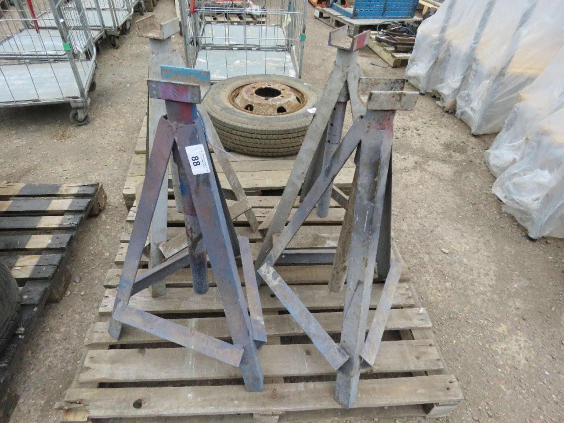4 X LARGE HEAVY DUTY AXLE STANDS.