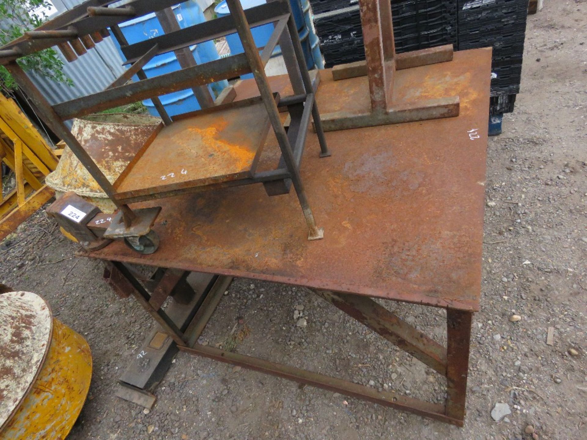 WELDING TABLE WITH VICE PLUS A WELDER'S TROLLEY AND 2 X TRESTLE STANDS. - Image 2 of 4