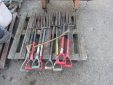 8 X HD DIGGING FORKS PLUS MANHOLE LIFTER TONGS SOURCED FROM DEPOT CLOSURE..